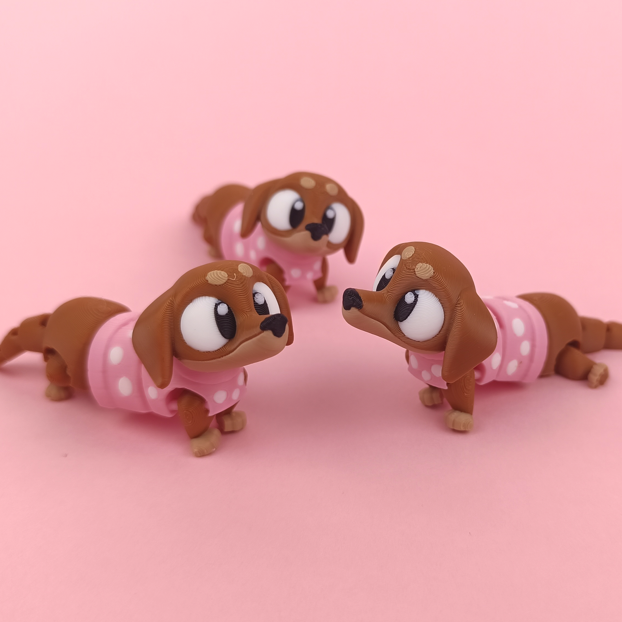 Sausage Dog - Figurina 3D Teckel Kawaii cu Rochie Roz